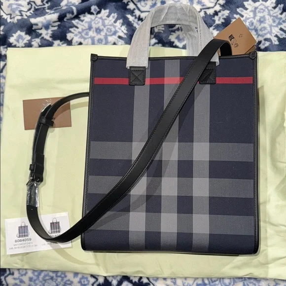 Men’s or Women’s Burberry Navy/Grey Checkered Tote/Messenger Bag! Brand NewW bag